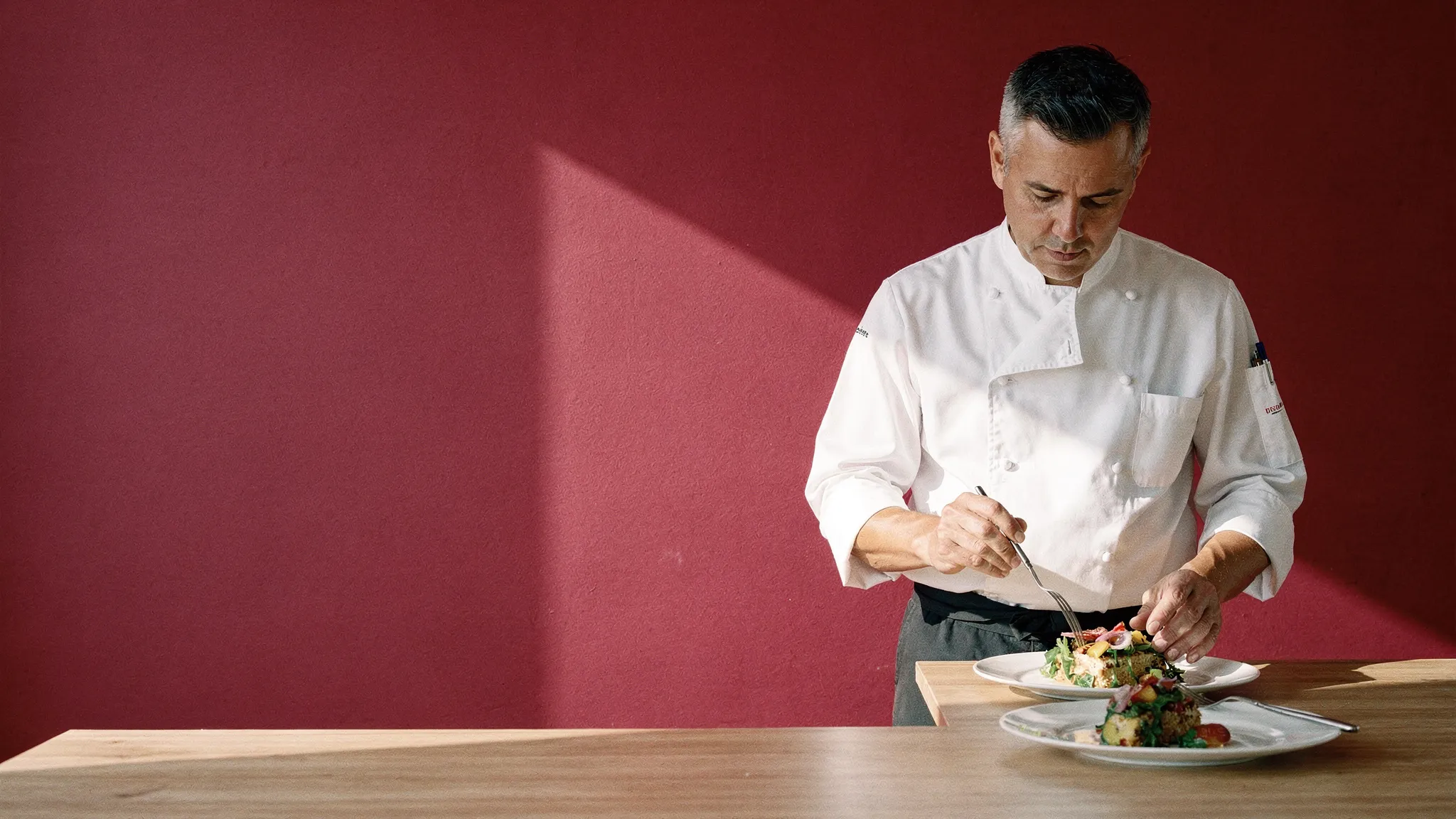 Chef cuisinier : une scène du métier, en plein soleil