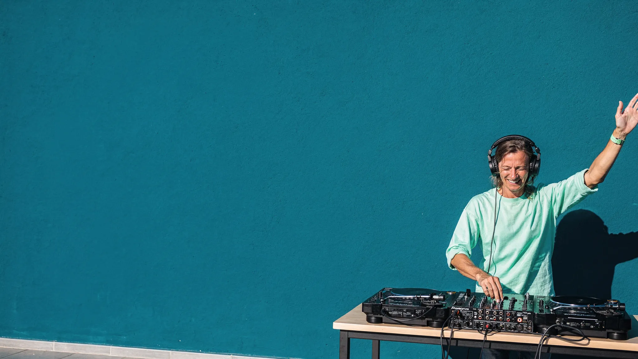 DJ : une scène du métier, en plein soleil