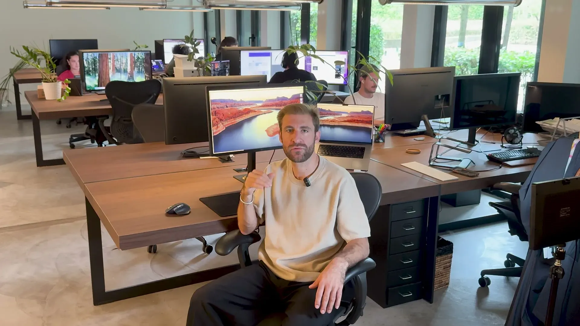 Membre de l’équipe Eazyclick assis dans les bureaux de l’agence, image d’ouverture de la vidéo de présentation