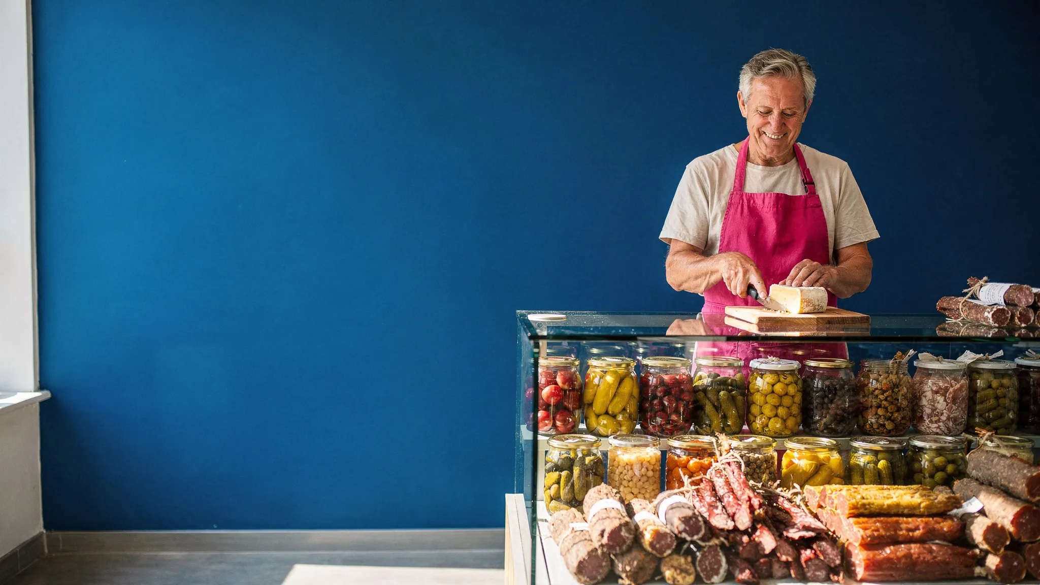 Épicerie fine : une scène du métier, en plein soleil