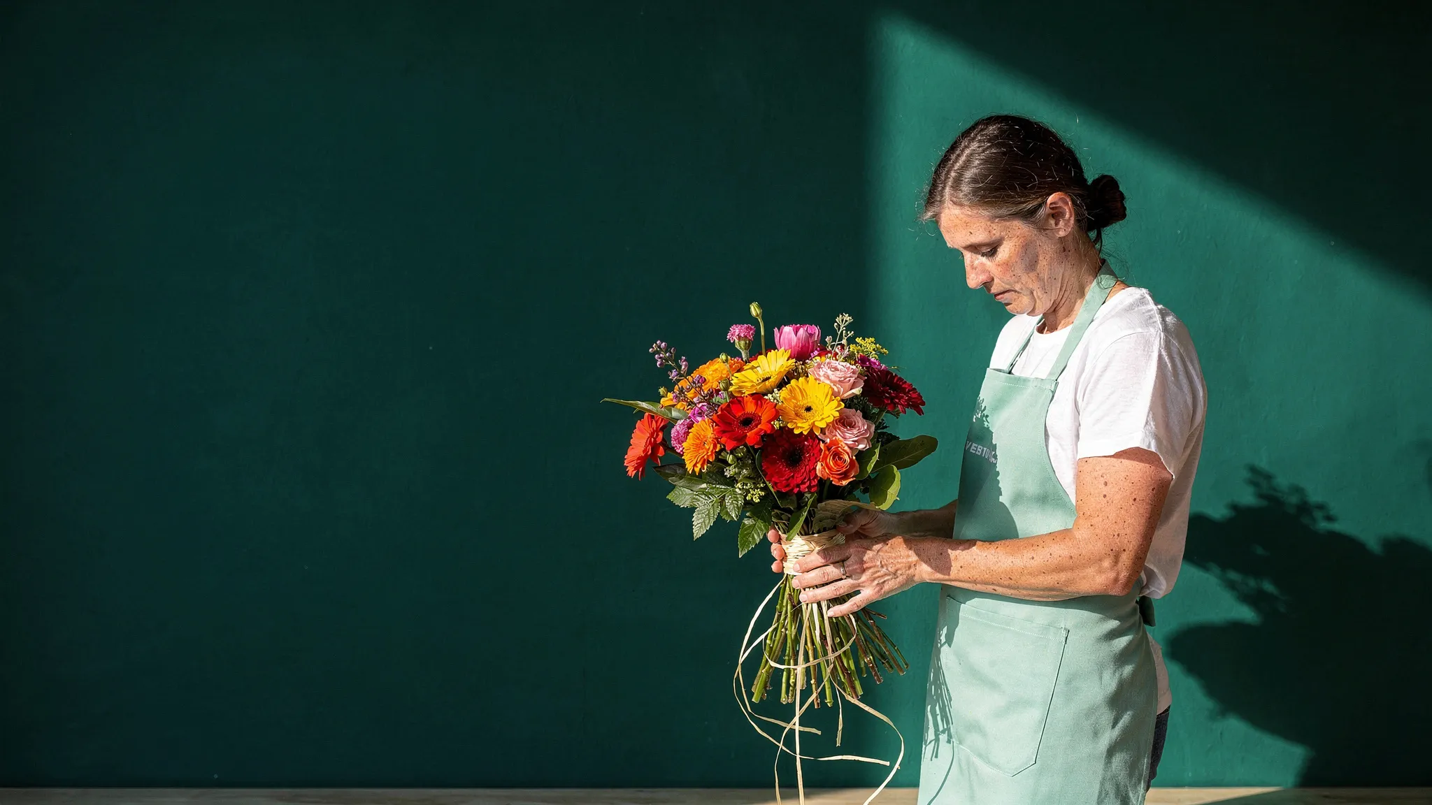 Fleuriste : une scène du métier, en plein soleil
