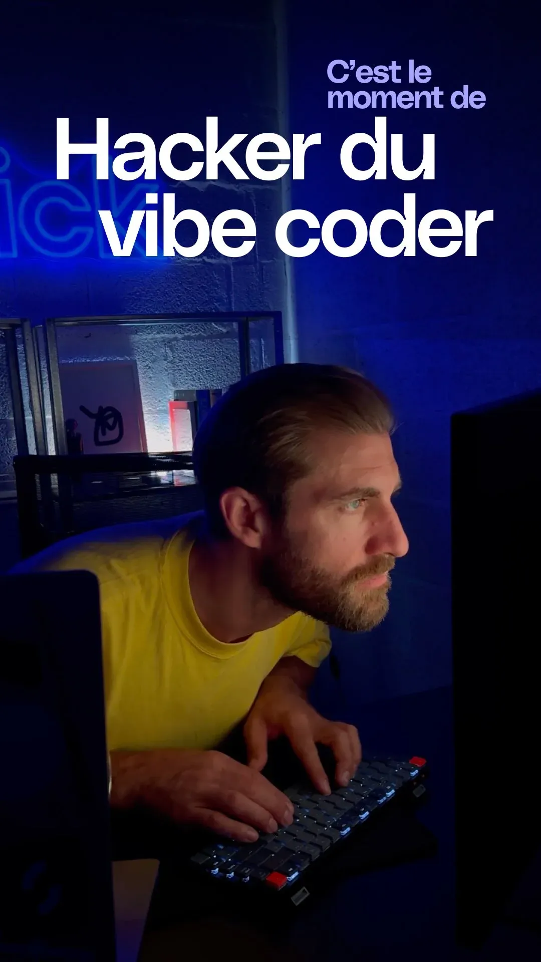 Reel « C'est le moment de hacker du vibe coder », sous un éclairage bleu devant un clavier