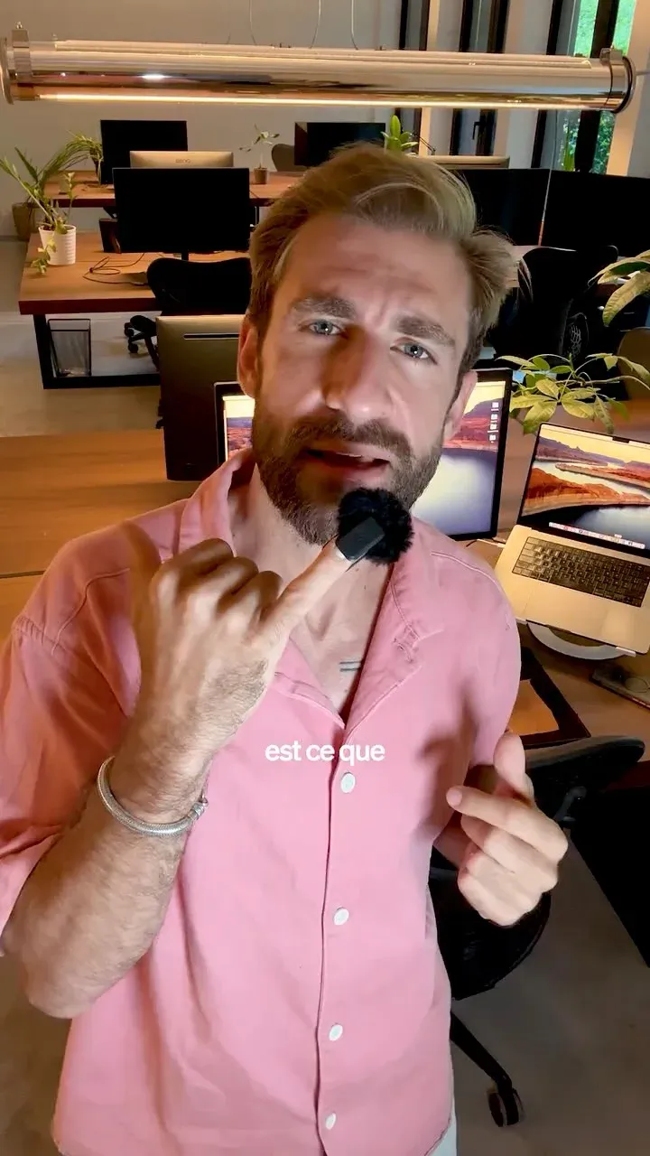 Présentation face caméra dans les bureaux d'Eazyclick, micro à la main