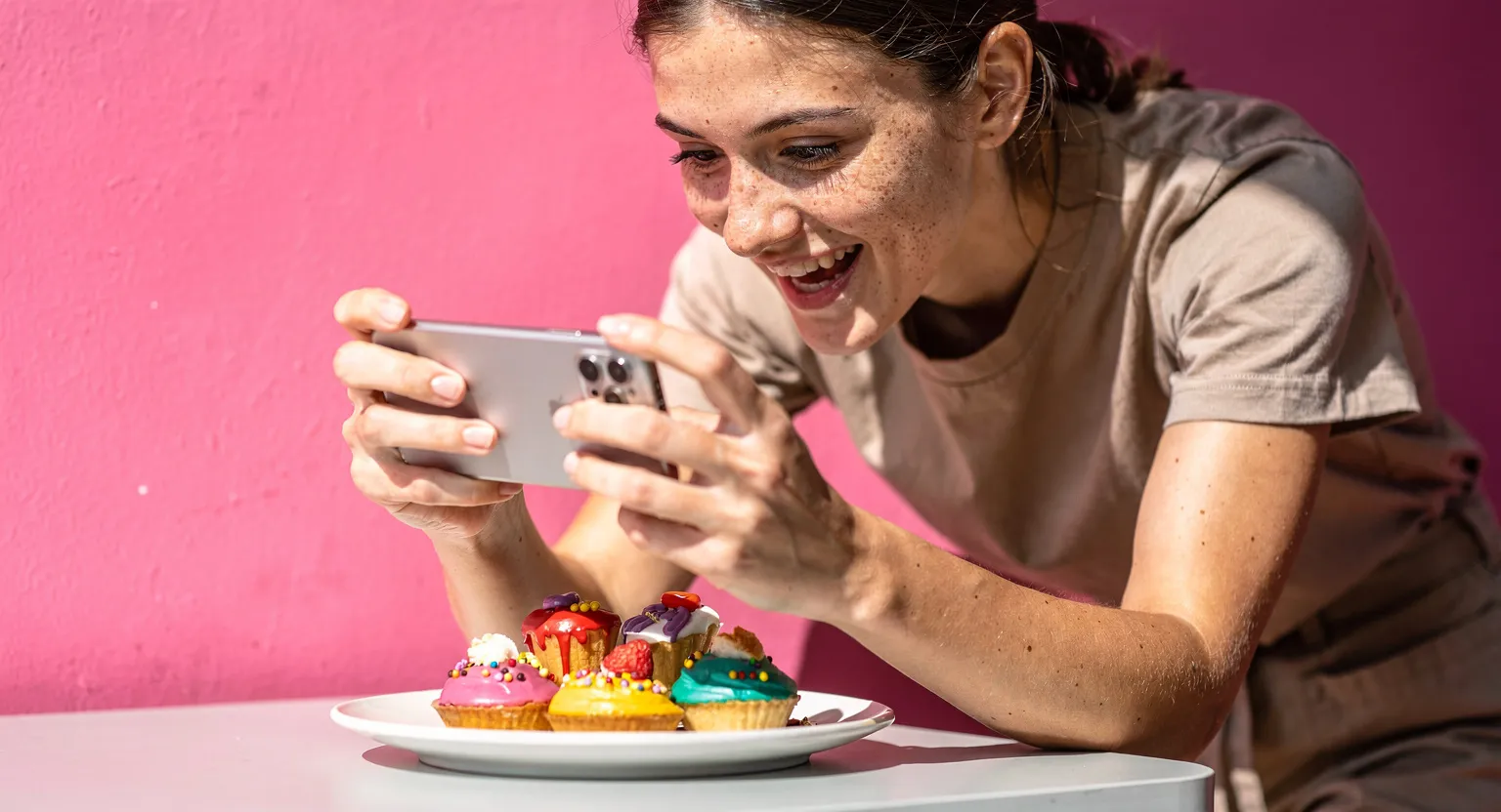 Une gérante de café photographie ses pâtisseries