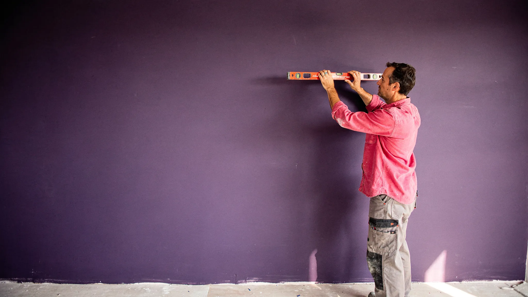 Entreprise de rénovation : une scène du métier, en plein soleil