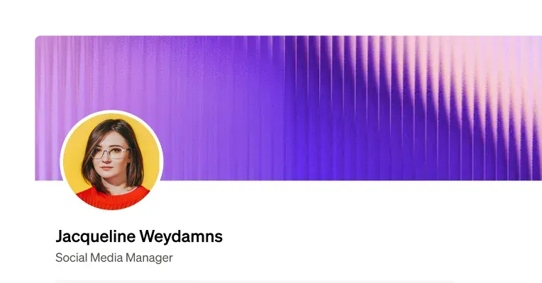 Profil LinkedIn sur fond violet