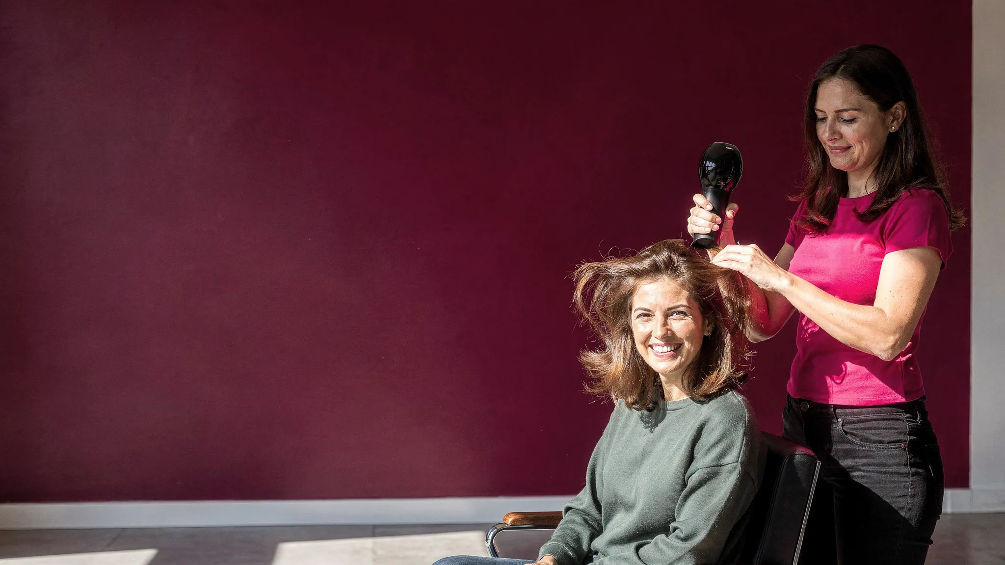 Salon de coiffure : une scène du métier, en plein soleil