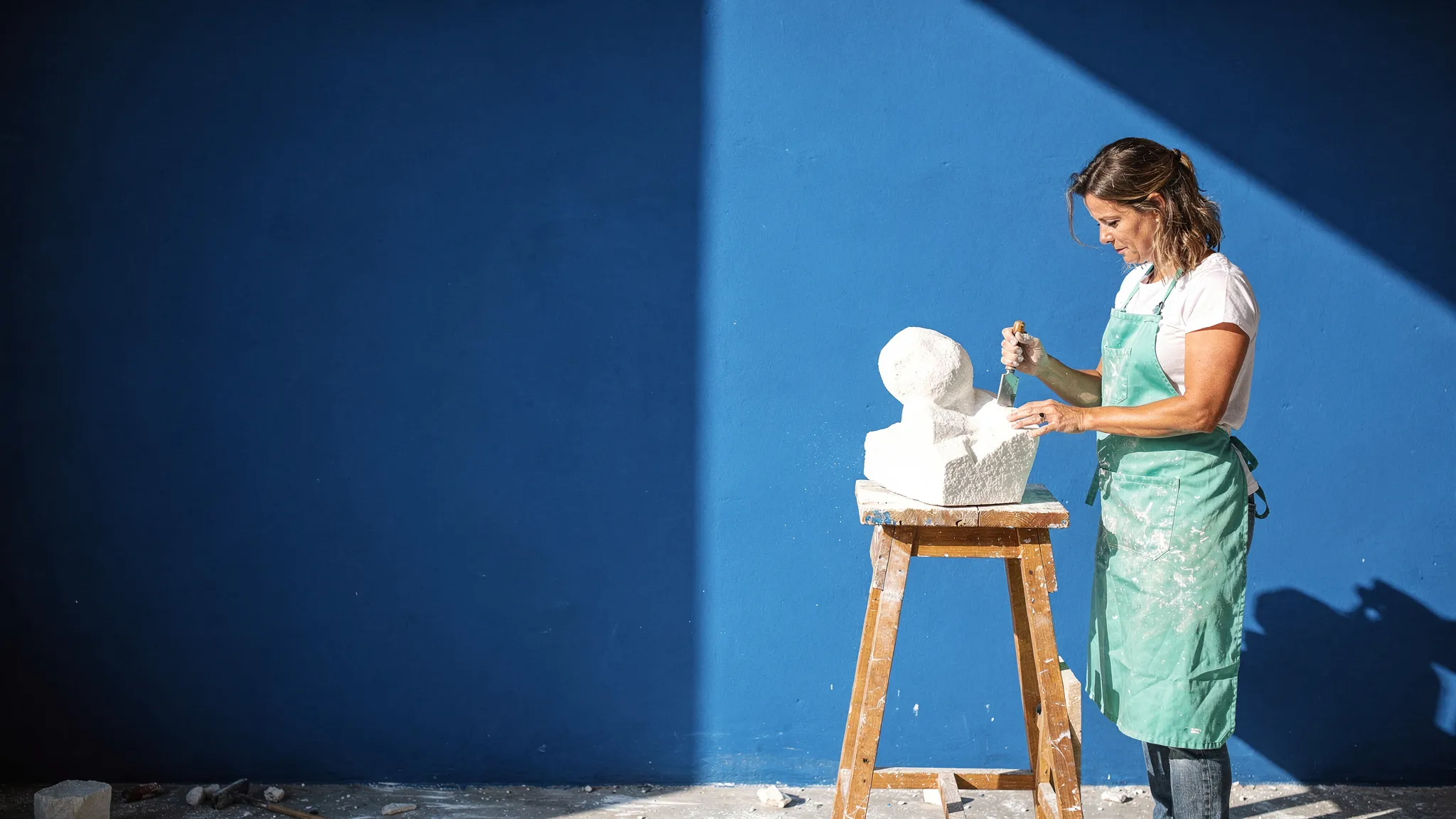 Sculpteur : une scène du métier, en plein soleil