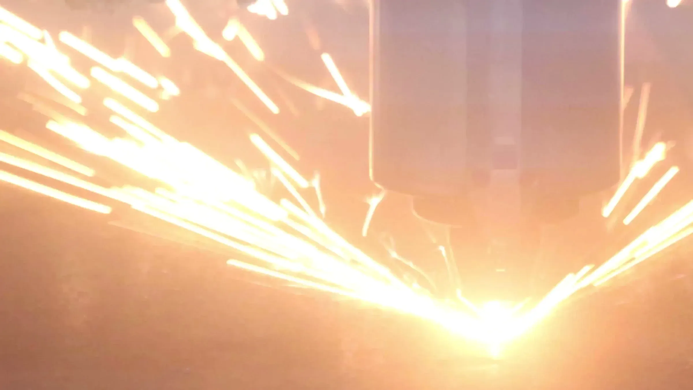 Gerbe d'étincelles d'une découpe laser chez Laserys