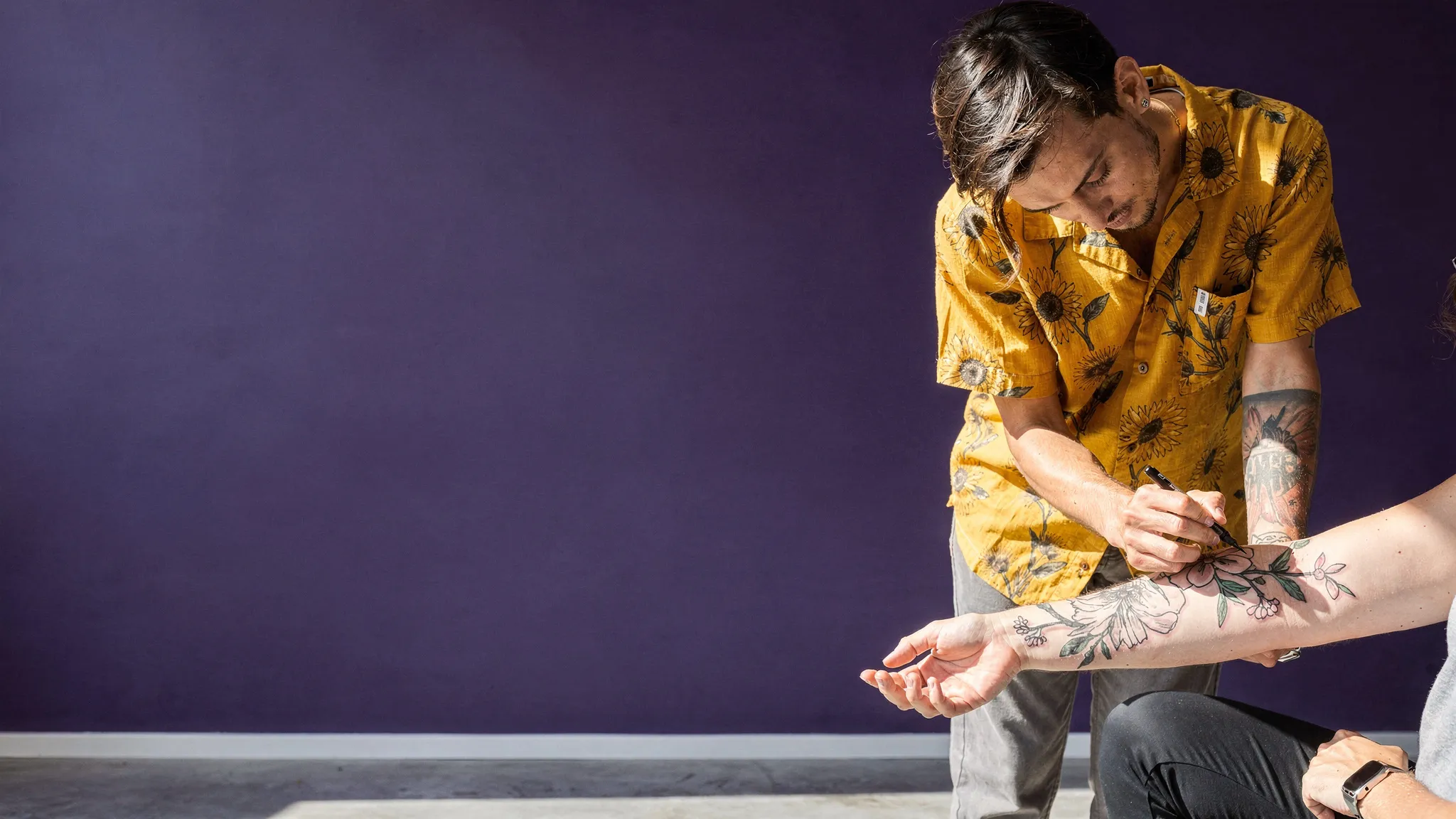 Tatoueur : une scène du métier, en plein soleil