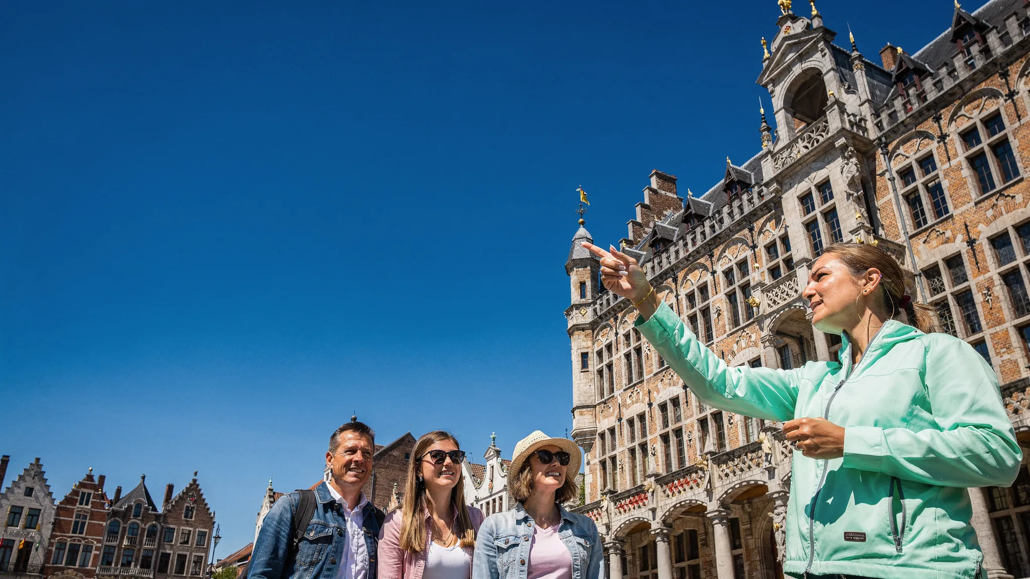 Tourisme : une scène du métier, en plein soleil