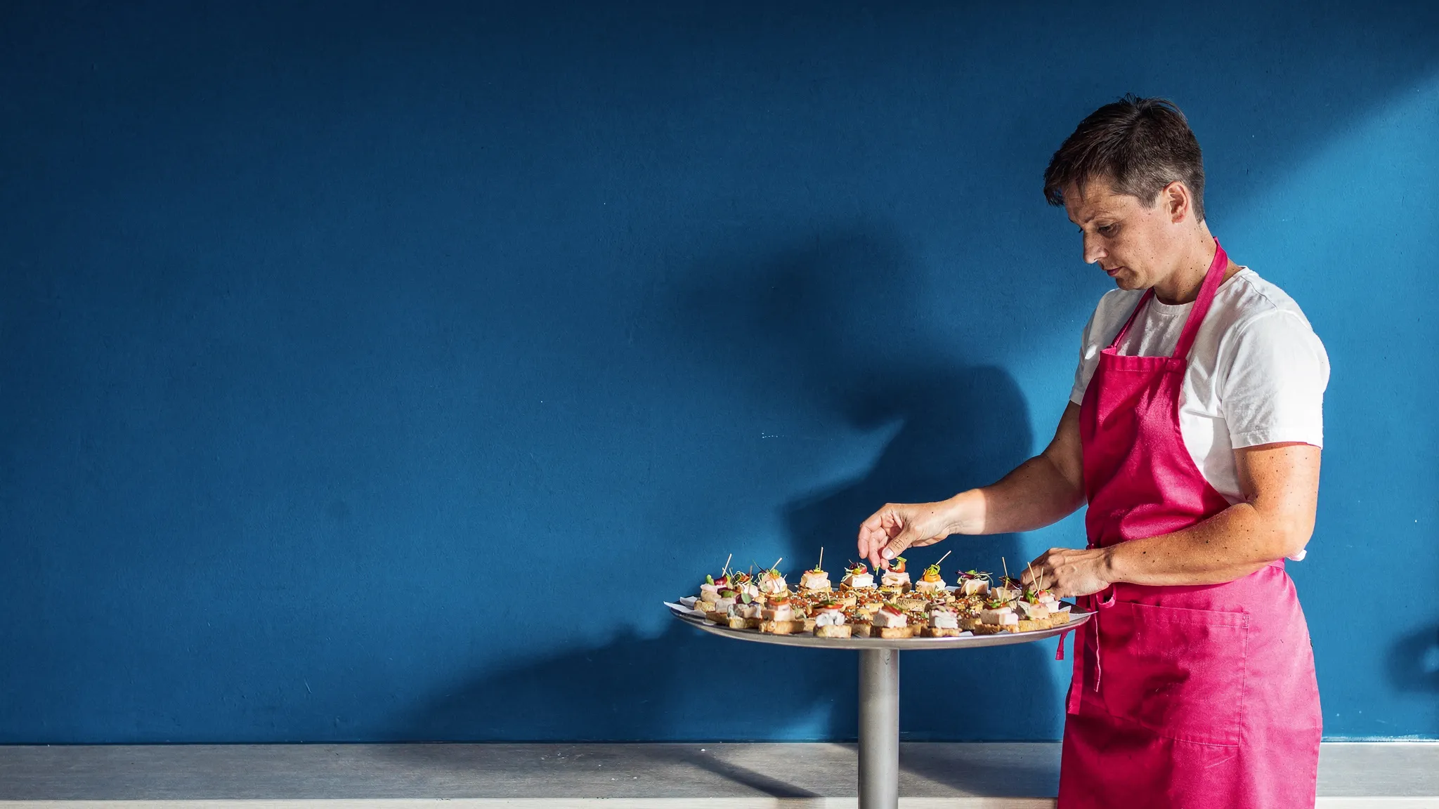 Traiteur gastronomique : une scène du métier, en plein soleil