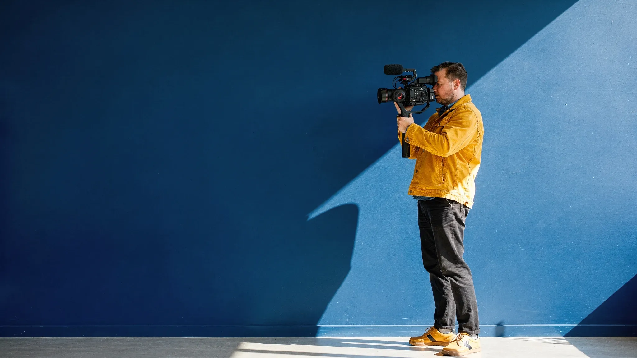 Vidéaste : une scène du métier, en plein soleil